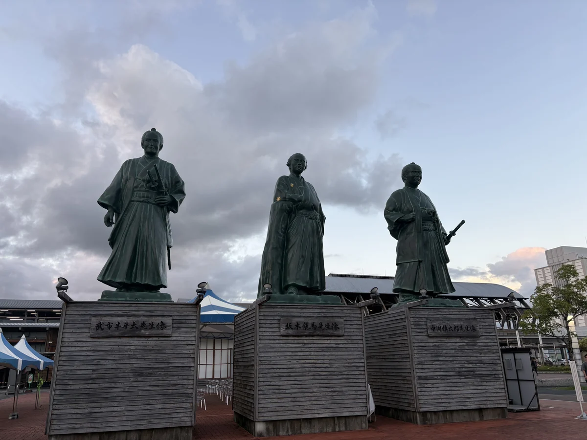高知駅前に立つ土佐三志士像（武市半平太・坂本龍馬・中岡慎太郎）