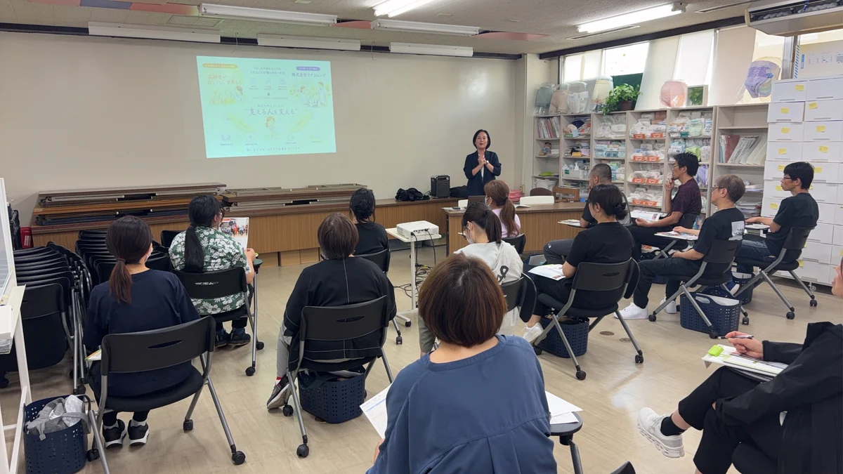 ナチュラルハートフルケアネットワークでYUMEHO（夢歩）を紹介する当社スタッフ