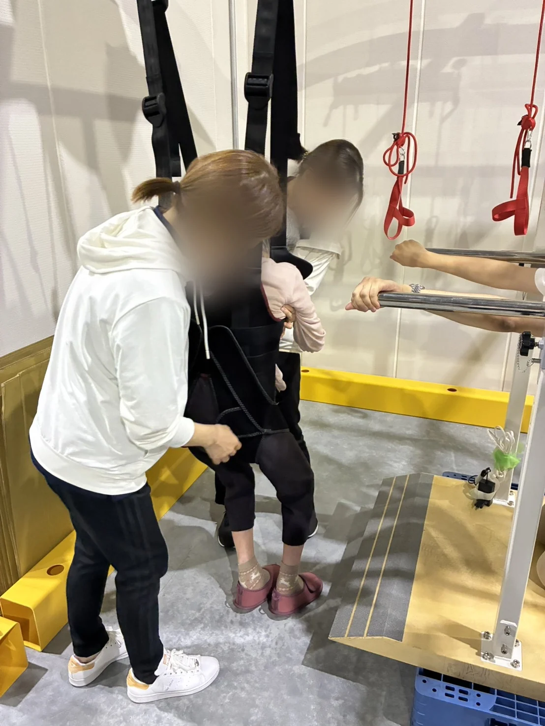職員の声かけを受けながらYUMEHOで一歩を踏み出すご利用者。顔をぼかして掲載